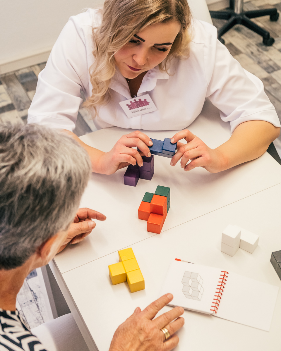 Ergotherapeuting Mareike Grimm spielt ein Gedächtnisspiel mit Kindern in ihrer Praxis