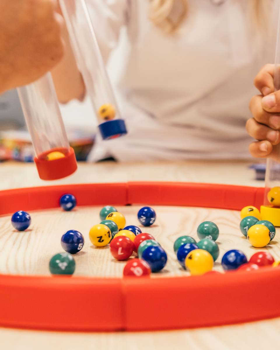 Close-ups eines Zahlenspiels für Gedächtnistraining mit der Ergotherapeuting Mareike Grimm