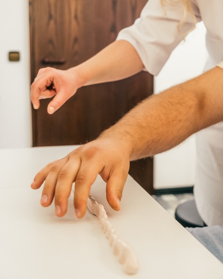 Hand knetet Therapieknete – Übung zur Kräftigung der Hand