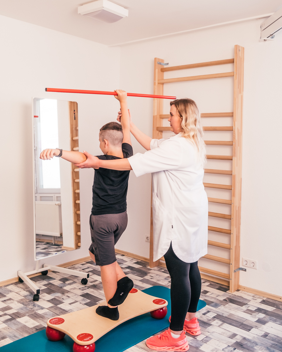 Ergotherapeuting Mareike Grimm im Spiel mit einem Kind während einer Praxisstunde