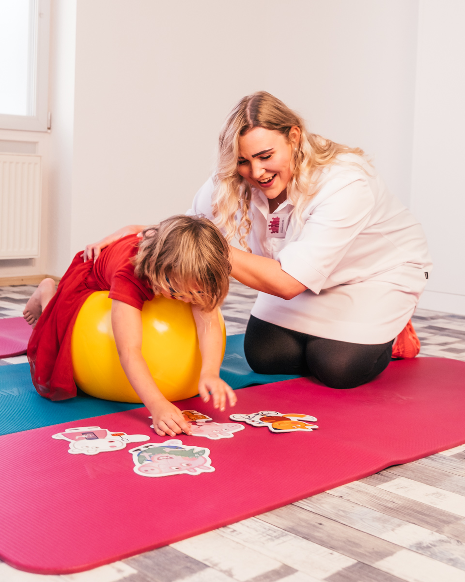 Ergotherapeuting Mareike Grimm im Spiel mit einem Kind während einer Praxisstunde