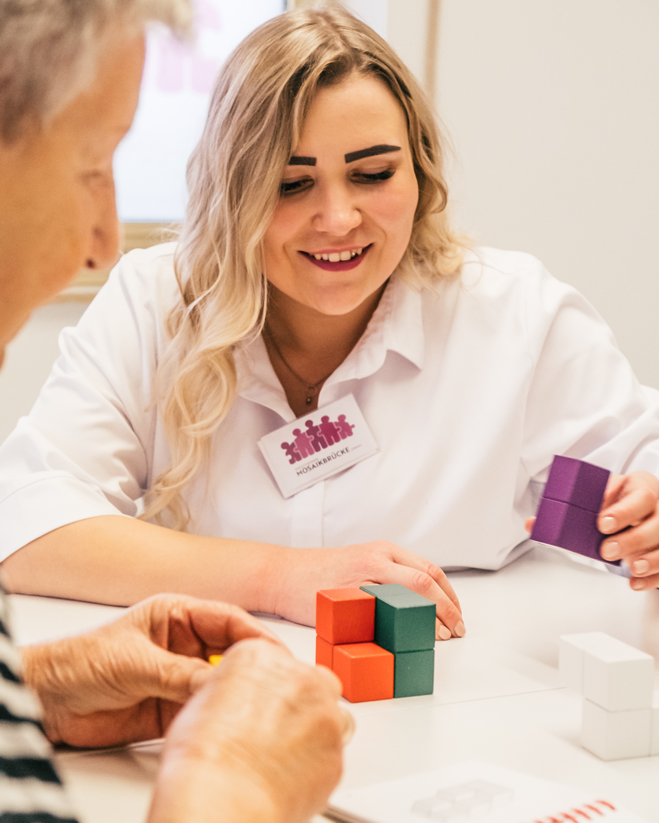 Mareike Grimm mit einer älteren Patientin während eines Termins in ihrer Praxis Ergotherapie Mosaikbrücke Grimm